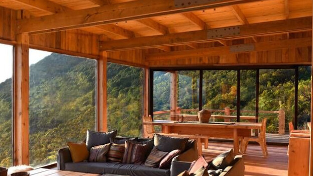 Interior de casa de madera